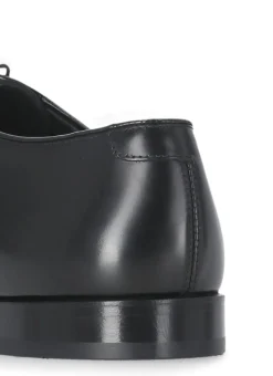Stringate in pelle liscia