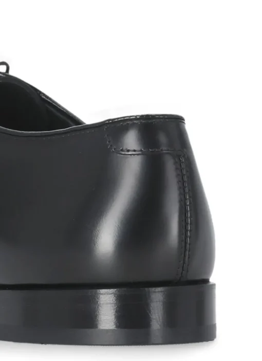 Stringate in pelle liscia